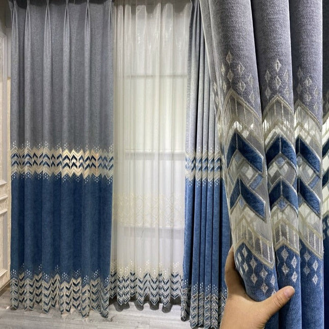 Moderne vitrage met geometrische borduurrand