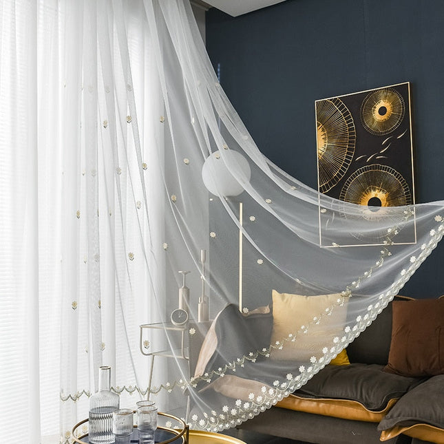 Vitrage met geborduurde kleine bloemetjes