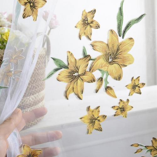 Vitrage gordijn met geborduurde bloemen