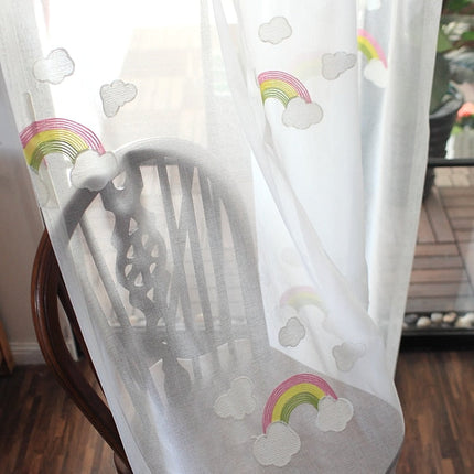 Vitrage kinderkamer met geborduurde regenbogen