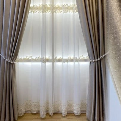 Vitrage met luxe gouden borduursel