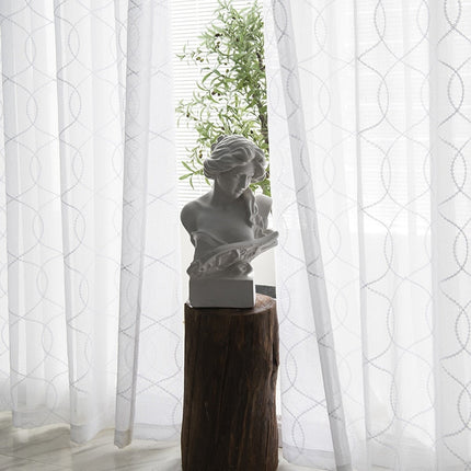 Witte vitrage met geometrisch patroon