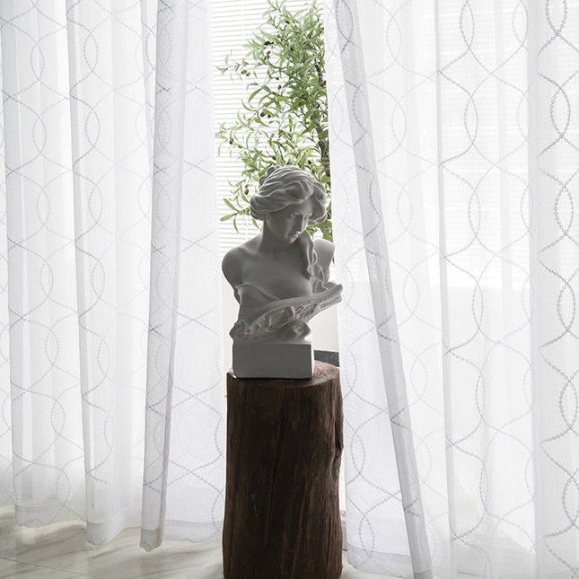 Witte vitrage met geometrisch patroon
