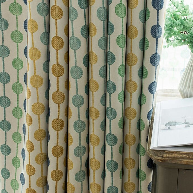 Groen gordijn met geometrisch stippenpatroon