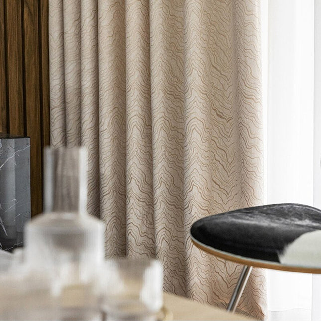 Bruin verduisterend gordijn Cavan met golfpatroon.