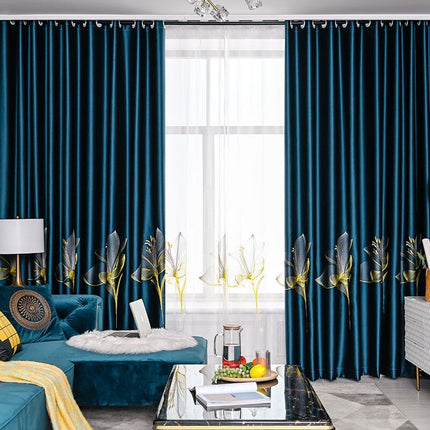 Blauw fluwelen gordijn met borduursel