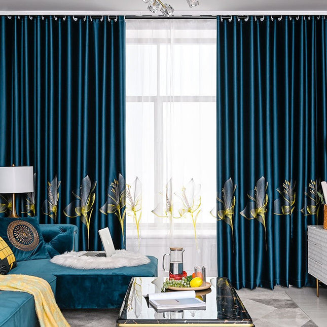 Blauw fluwelen gordijn met borduursel