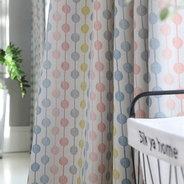 Roze kindergordijn met gekleurde stippen