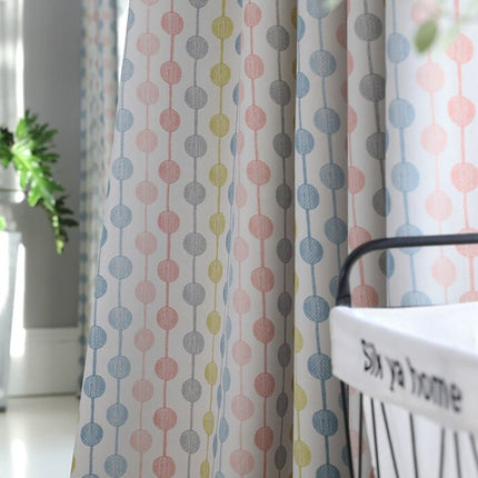 Roze kindergordijn met gekleurde stippen