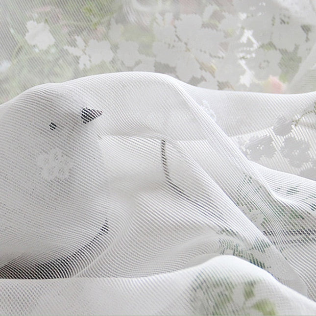 Witte vitrage met subtiel bloemenpatroon