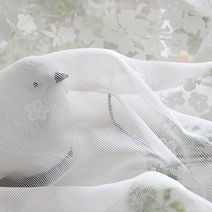 Witte vitrage met subtiel bloemenpatroon