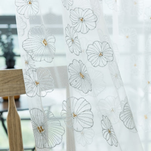 Witte vitrage met geborduurde bloemen