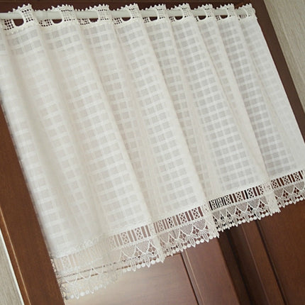 Witte vitrage met kant en ruitpatroon