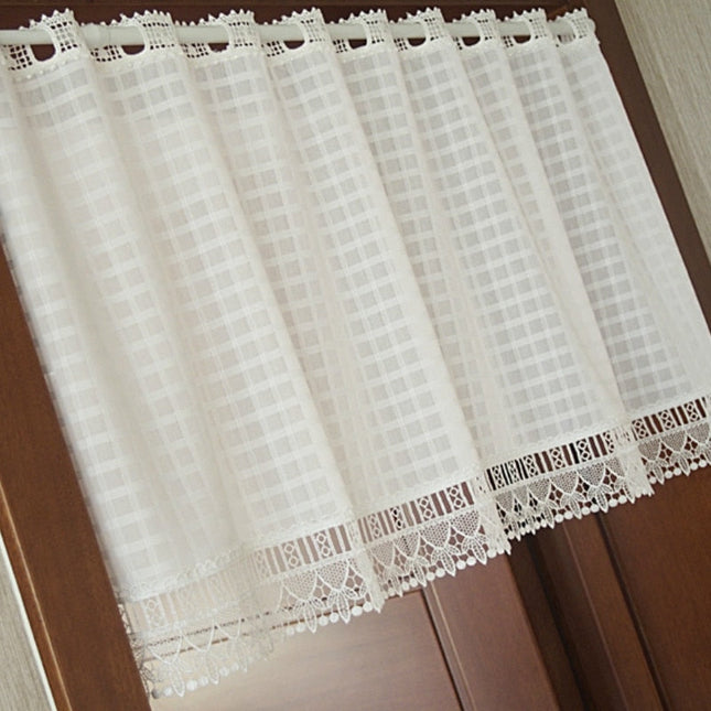Witte vitrage met kant en ruitpatroon