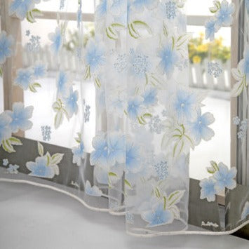 Lichtdoorlatend gordijn met blauwe bloemetjes
