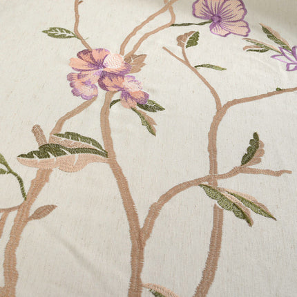 Gordijn met geborduurde takken en bloemen