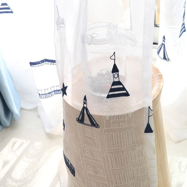 Witte vitrage met marineblauwe borduursels