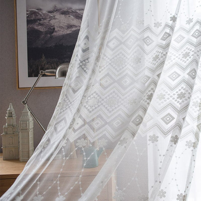 Witte vitrage met ingeweven geometrisch patroon