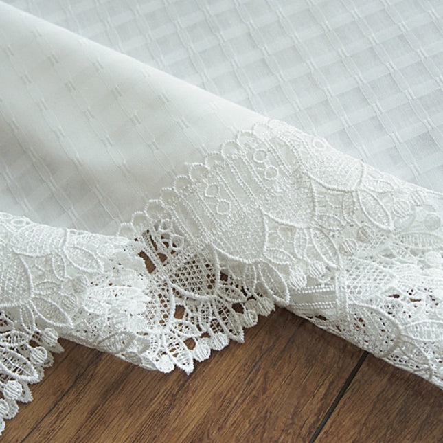 Witte vitrage met kant en ruitpatroon