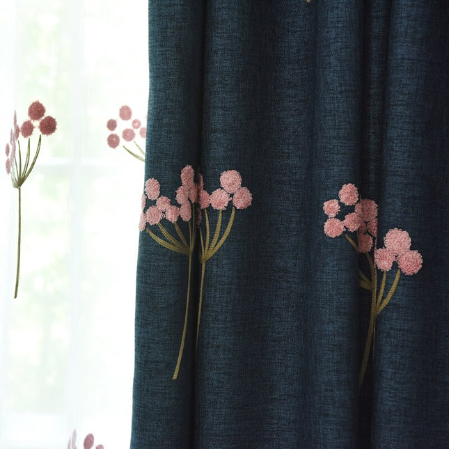 Marineblauw gordijn met roze borduursel