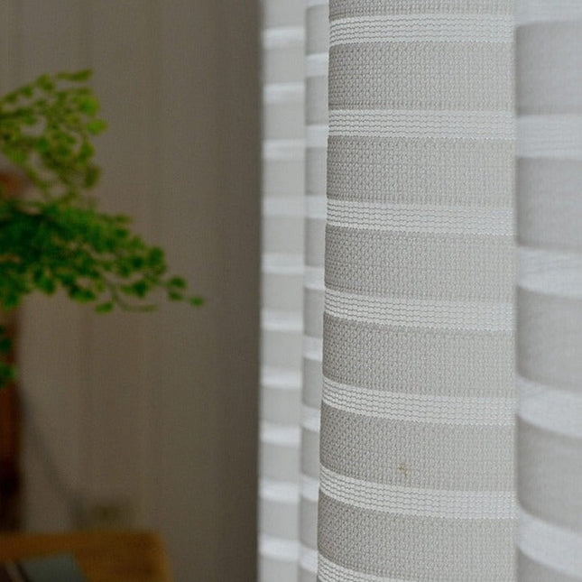 Witte vitrage met horizontale strepen