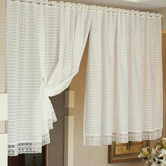 Witte vitrage met kant en ruitpatroon