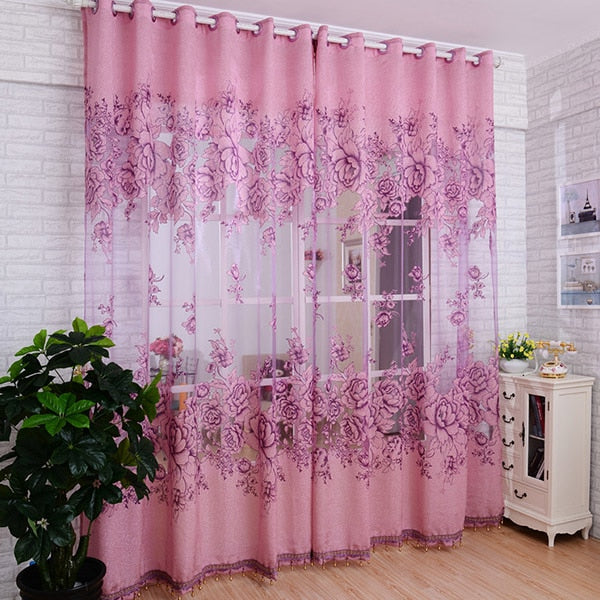 Vitrage gordijn met roze bloemenpatroon
