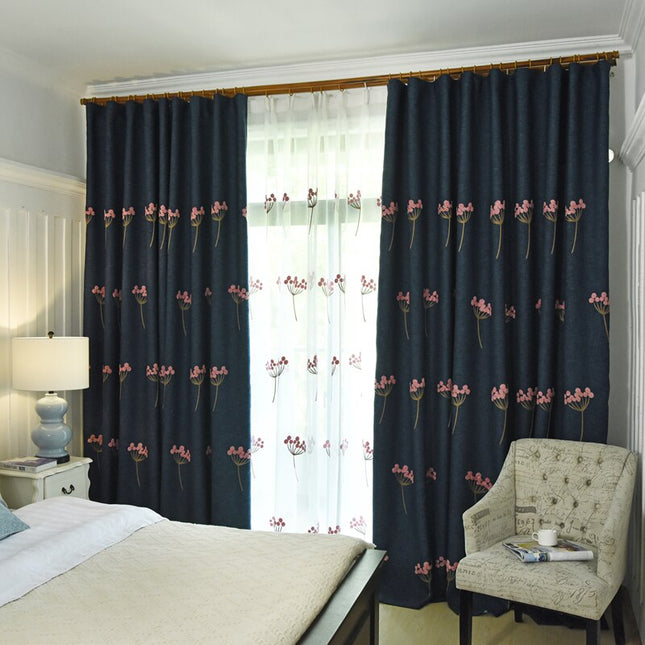 Marineblauw gordijn met roze borduursel