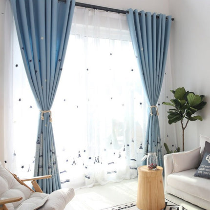 Witte vitrage met marineblauwe borduursels