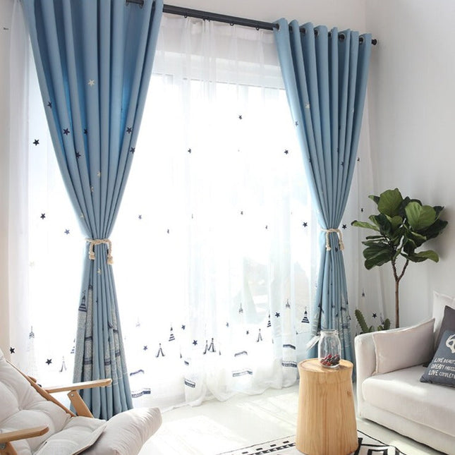Witte vitrage met marineblauwe borduursels