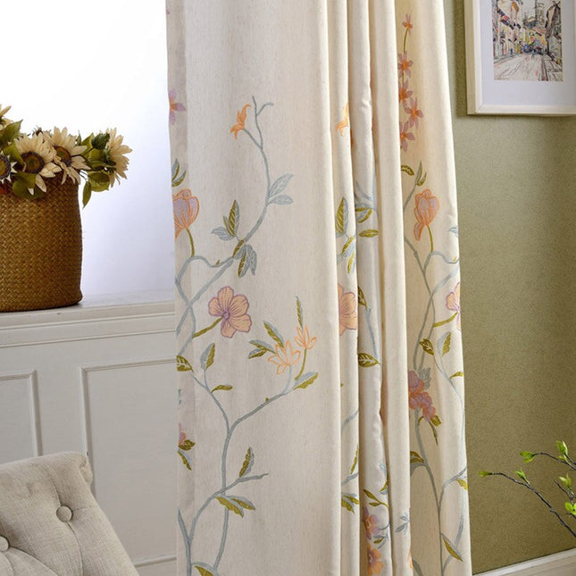 Gordijn met geborduurde takken en bloemen