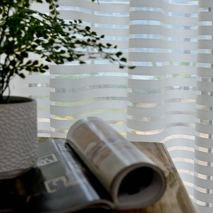 Witte vitrage met horizontale strepen