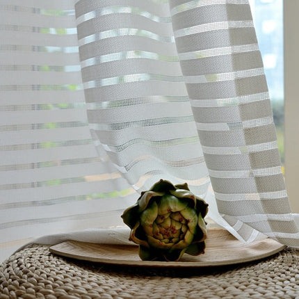 Witte vitrage met horizontale strepen