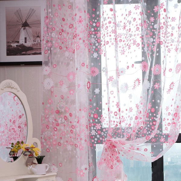 Roze vitragegordijn met bloemen voor meisjeskamer