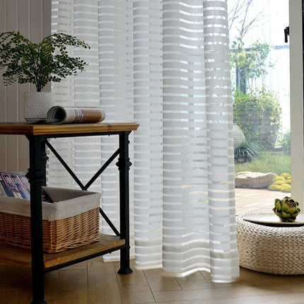 Witte vitrage met horizontale strepen