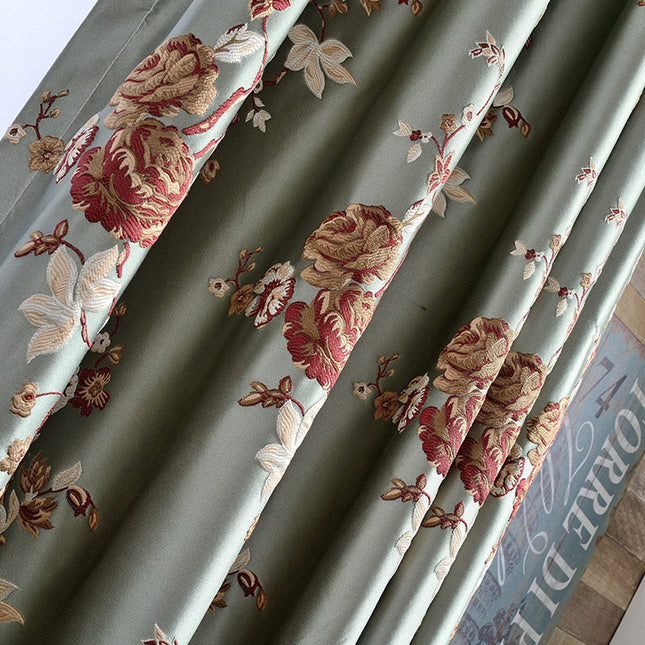 Satijnen verduisterend gordijn Ocreza met bloemen.