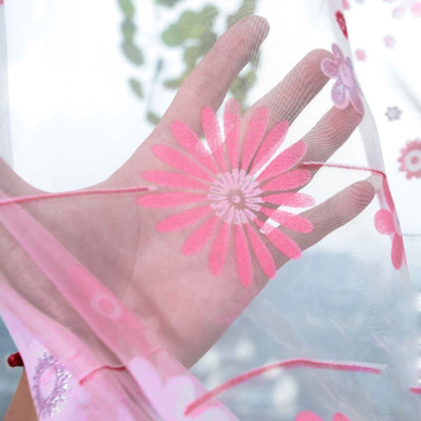 Roze vitragegordijn met bloemen voor meisjeskamer