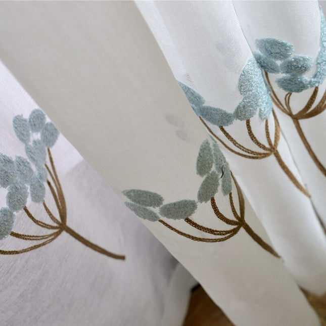 Geborduurde vitrage met lichtblauwe bloemen