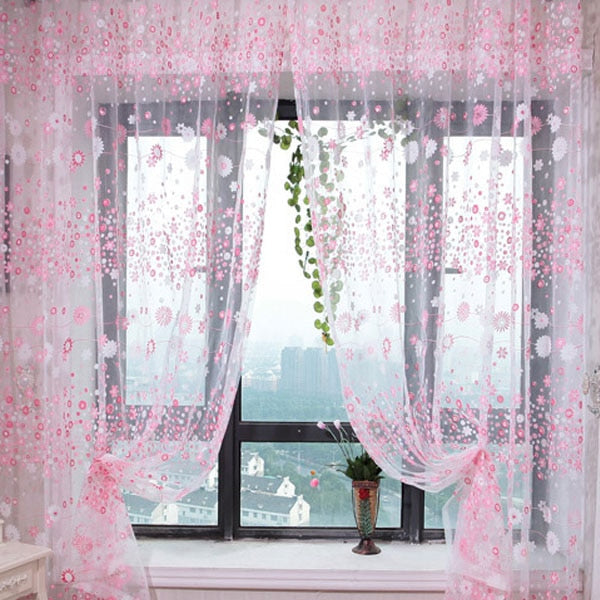 Roze vitragegordijn met bloemen voor meisjeskamer