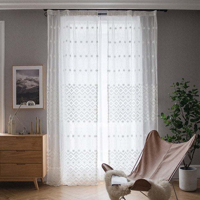 Witte vitrage met ingeweven geometrisch patroon