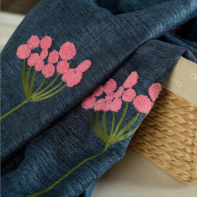 Marineblauw gordijn met roze borduursel