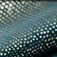 Verduisterend gordijn petrolblauw met sterrenpatroon.