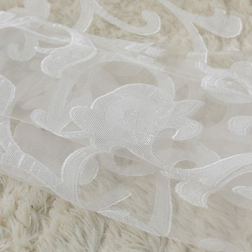 Wit vitrage gordijn met barok patroon