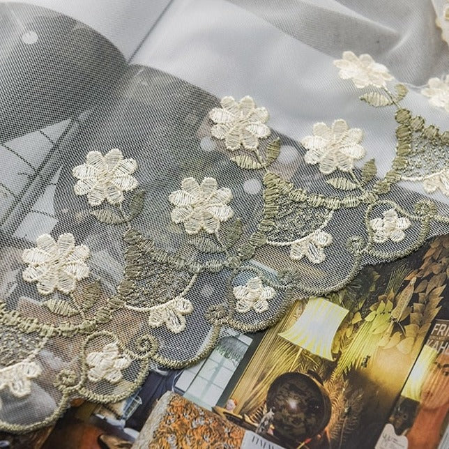 Vitrage met geborduurde kleine bloemetjes