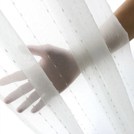 Wit vitrage gordijn met stippenpatroon