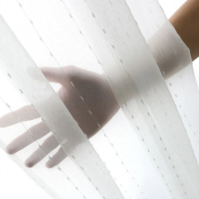 Wit vitrage gordijn met stippenpatroon