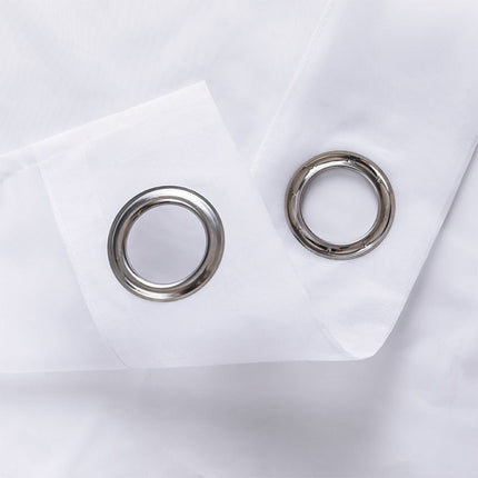 Doorschijnend vitrage gordijn met metalen ringen.