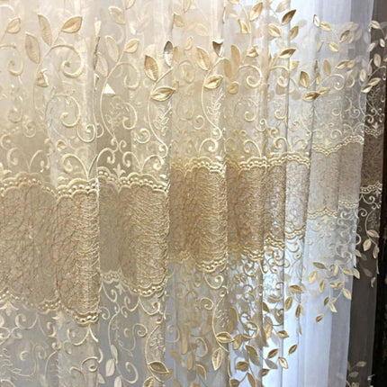 Vitrage met geborduurde gouden bladeren