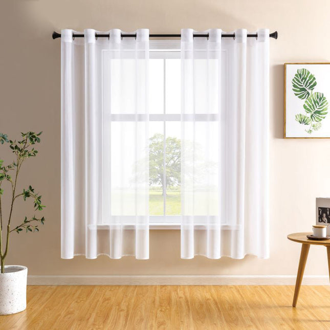 Doorschijnend vitrage gordijn met metalen ringen.