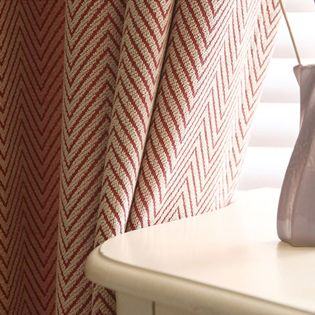 Rood gordijn met visgraatmotief